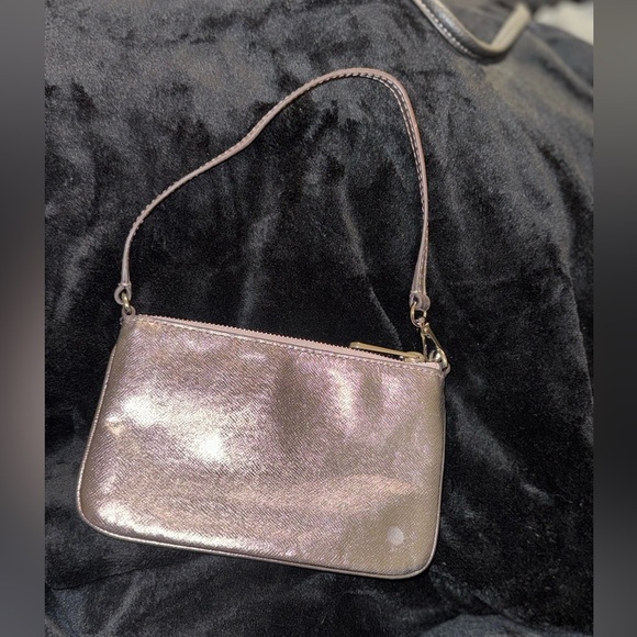 MICHAEL KORS GOLDTONED AUTHENTIC WRISTLET/PURSE Hand bag. - Picture 5 of 14